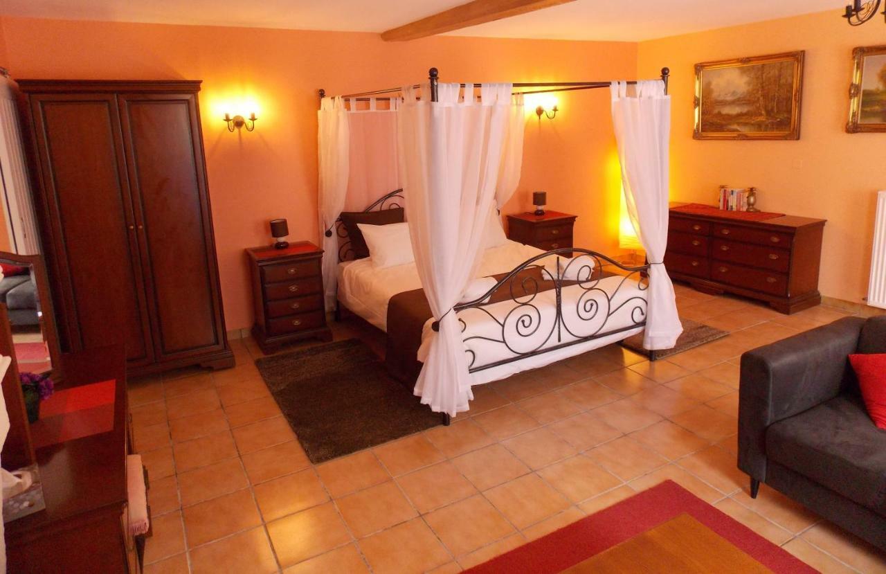 Chez Jousseaume Chambre D'Hotes Et Gites Saint-Ciers-Champagne Bagian luar foto